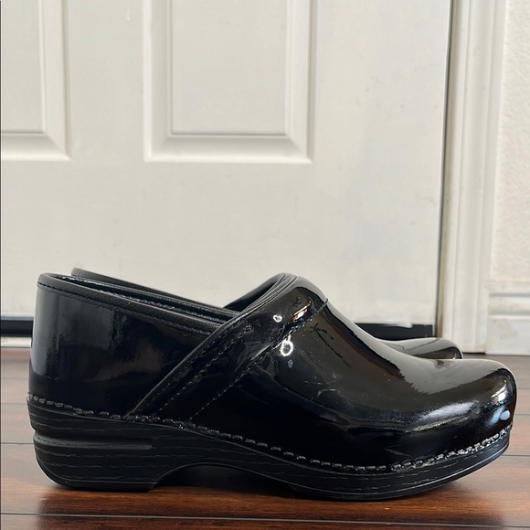 Dansko Professional Clogs Women's 40 Black Patent Leather Slip On Comfort Shoes - Picture 1 of 12